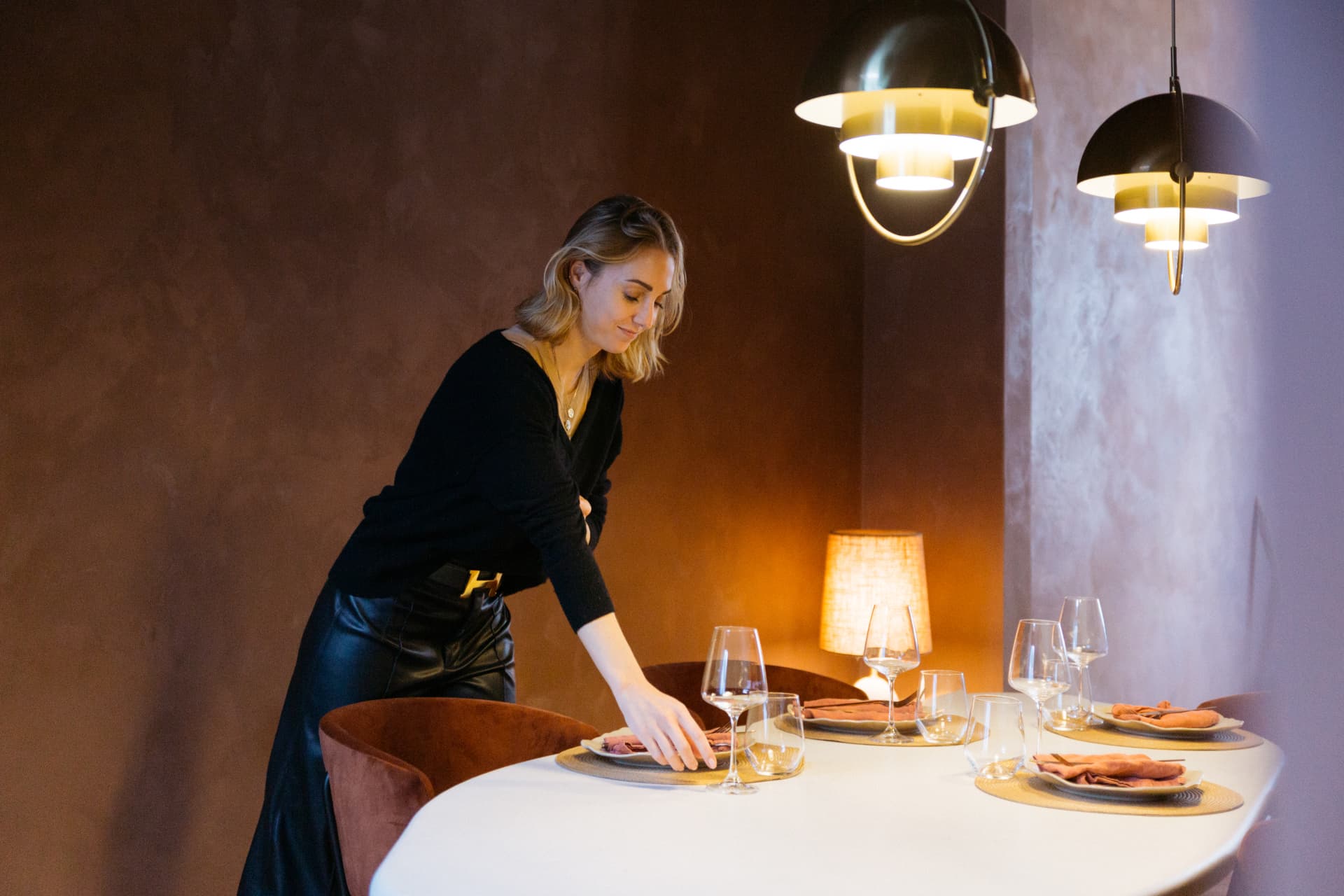 Gedekte tafel in warme terracotta eetruimte