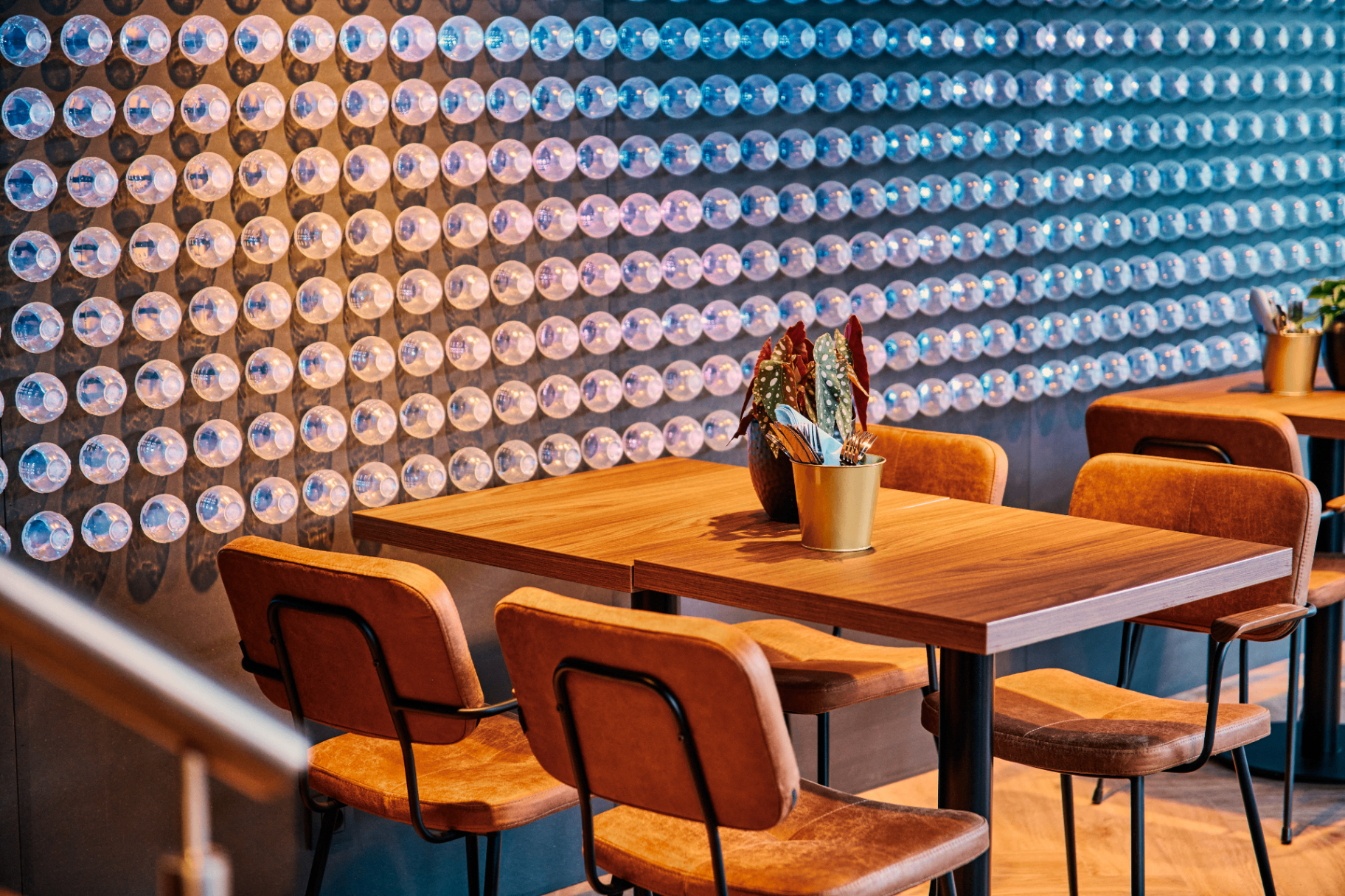 Stijlvol ingericht restaurantinterieur met houten tafels en designstoelen