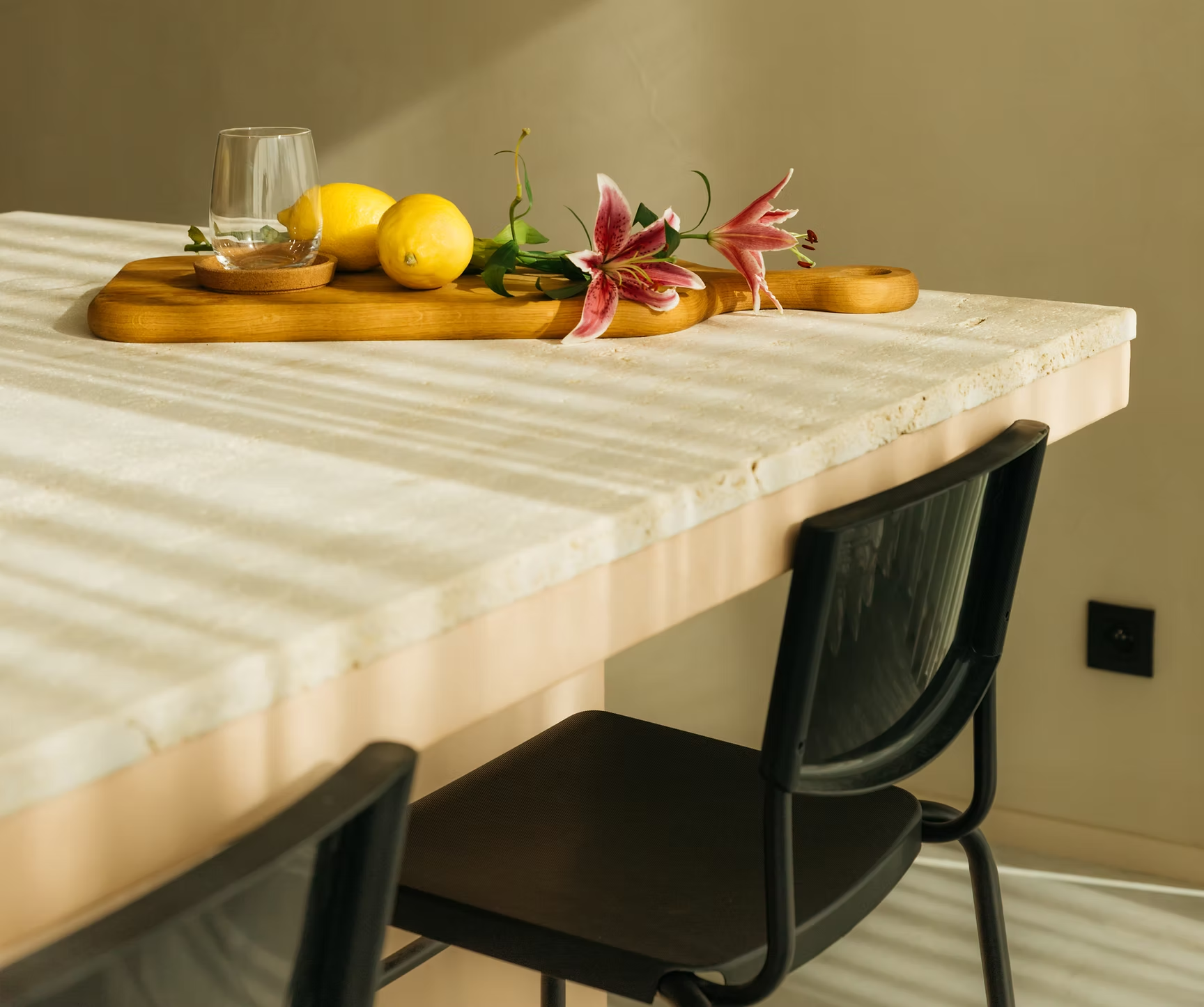 Travertine tafel met citroenen en lelie in warm avondlicht